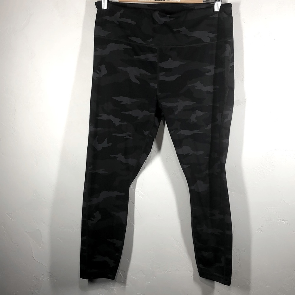 Athleta Ultimate 7/8 tight camouflage size large